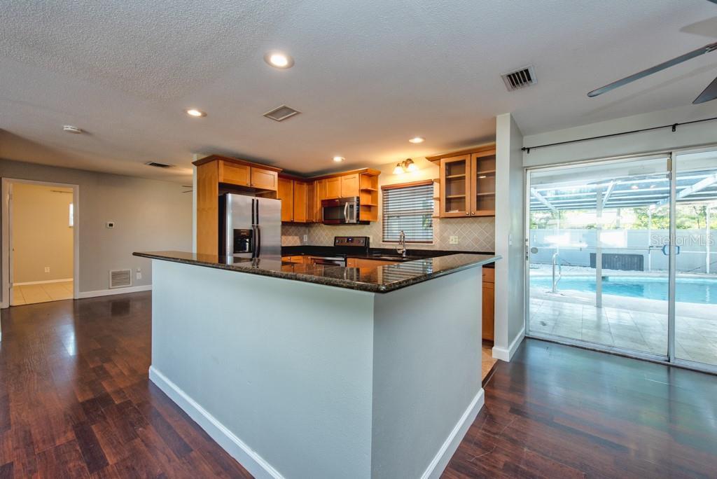 Listing photo id 5 for 1877 Dawn Drive