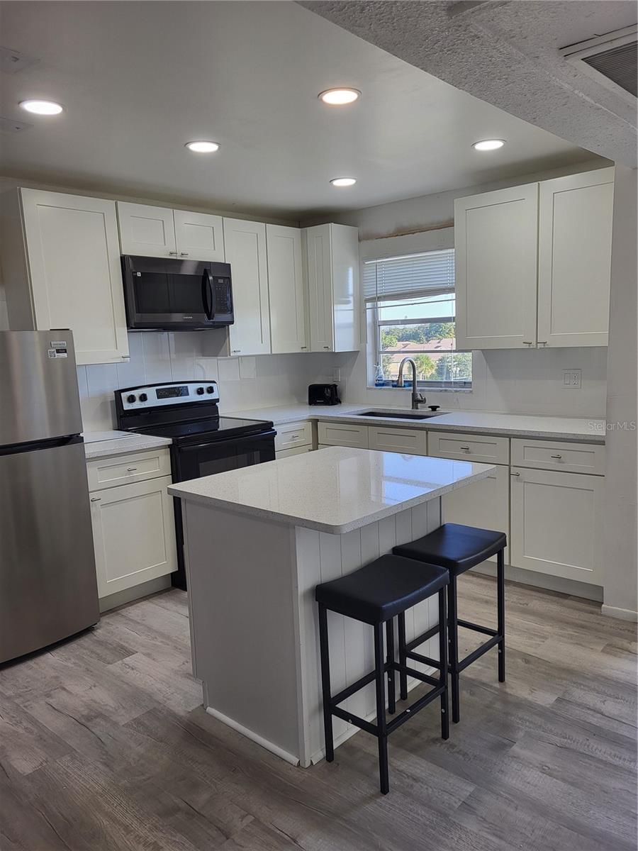 Image 3 of 26 For 4650 Cove Circle 611