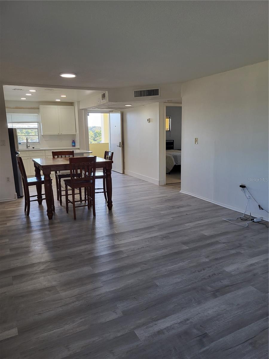 Image 4 of 26 For 4650 Cove Circle 611