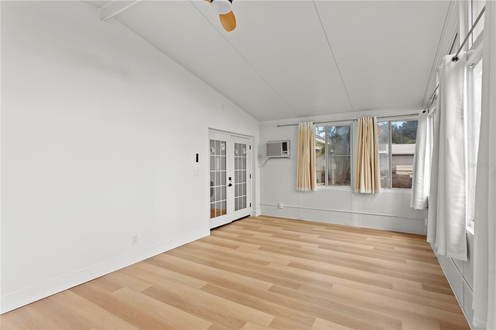 Listing photo id 17 for 1500 78th Avenue N