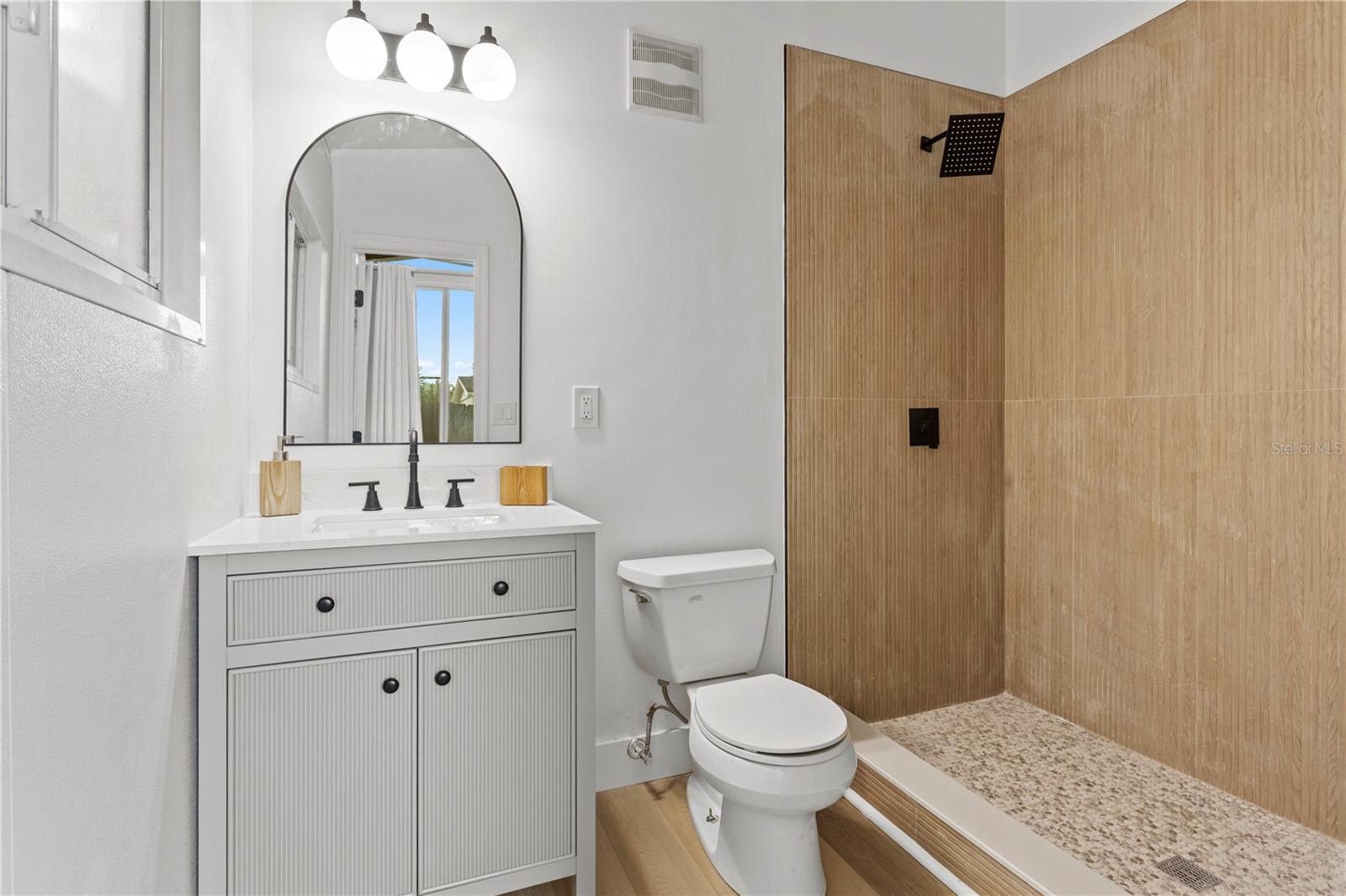 Listing photo id 18 for 1500 78th Avenue N