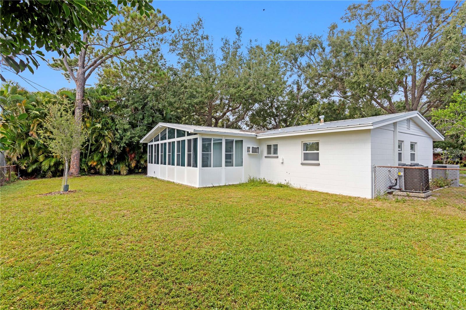 Listing photo id 27 for 1500 78th Avenue N