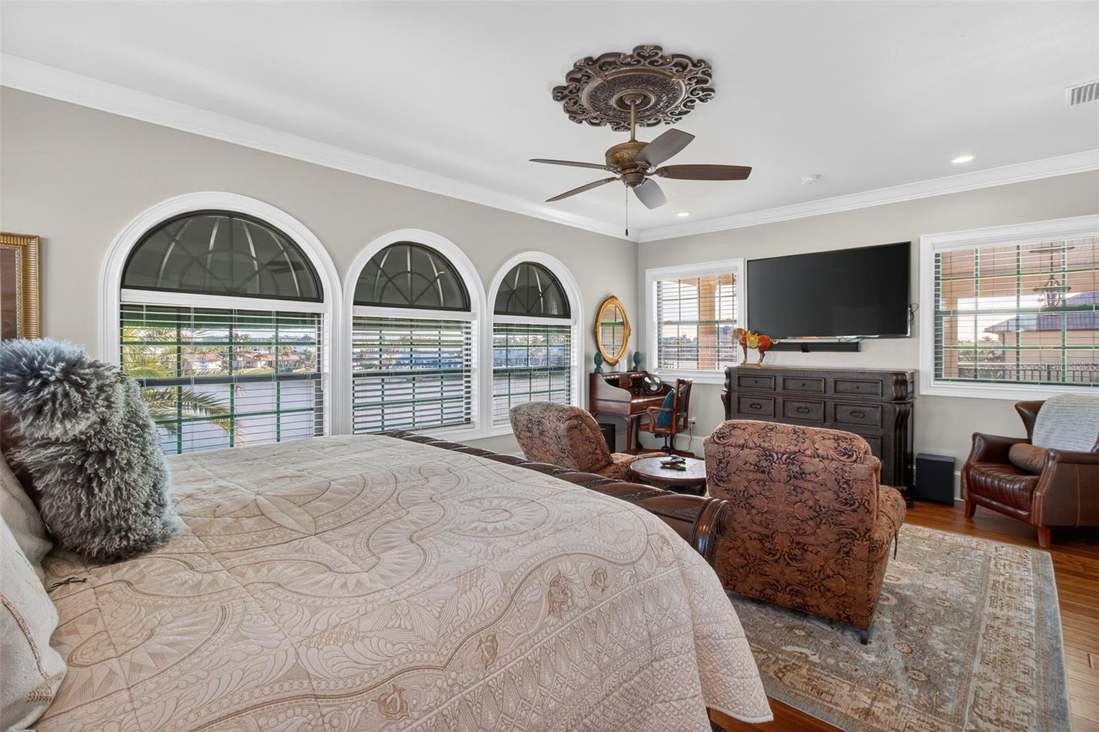 Listing photo id 32 for 7974 9th Avenue S