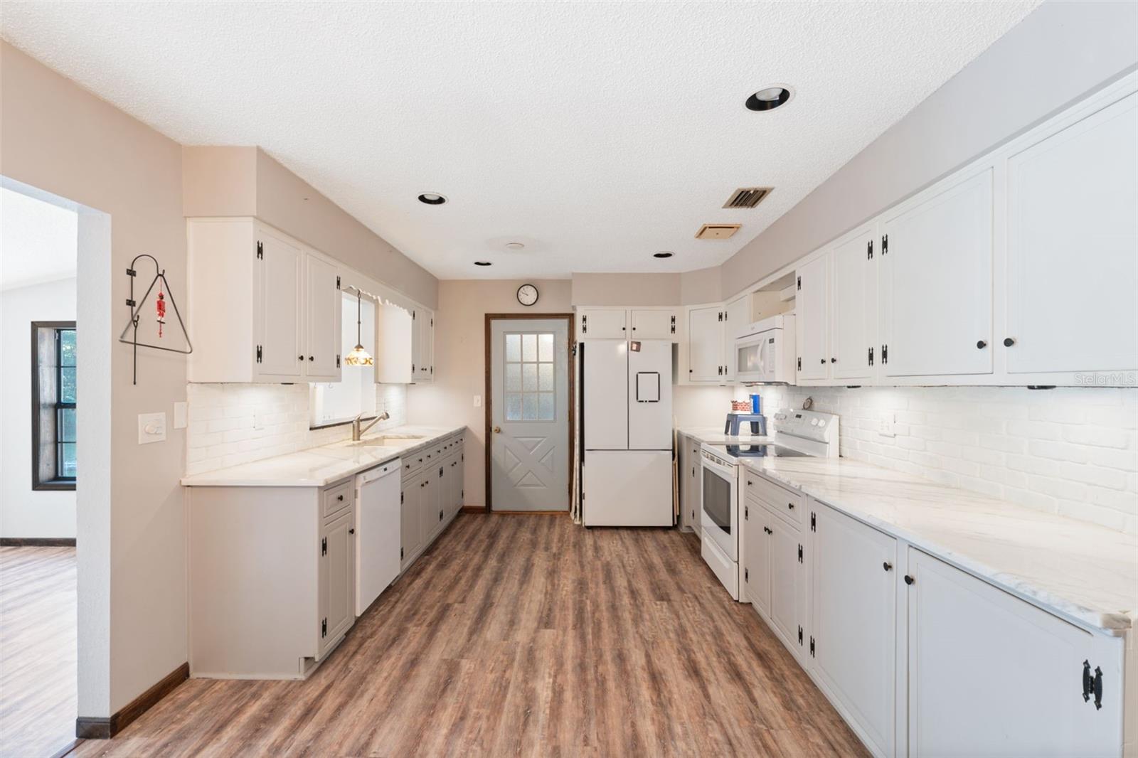 Image 3 of 38 For 811 Moonlight Lane Lane