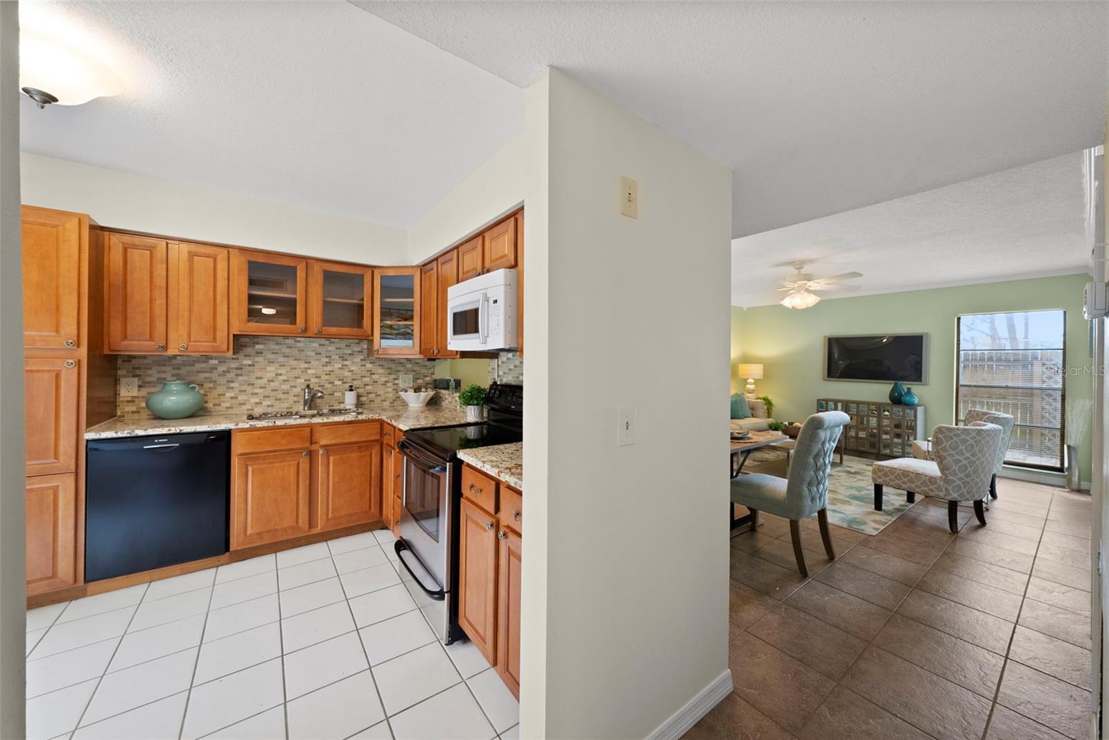 Image 18 of 59 For 10703 Meadowglen Lane