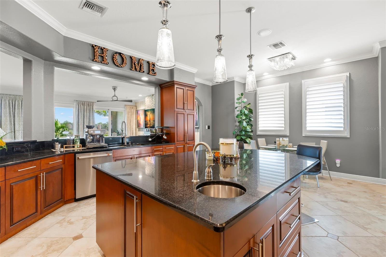 Image 14 of 59 For 657 Saxony Boulevard