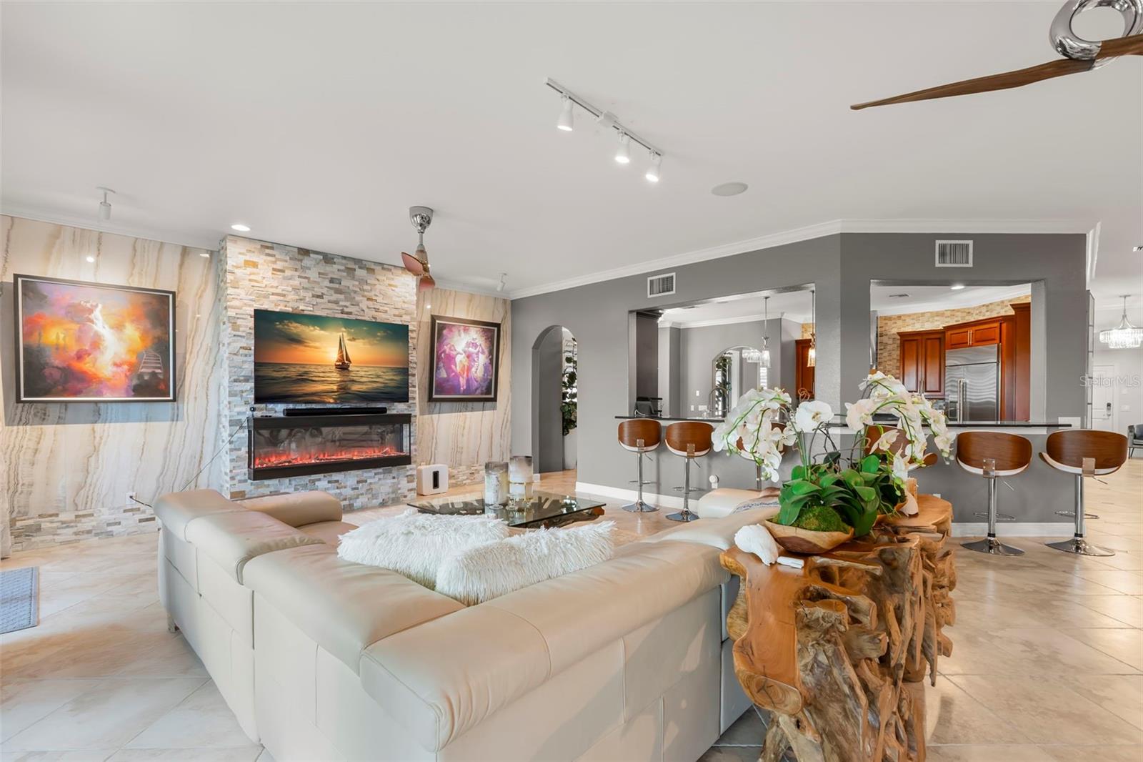 Image 19 of 59 For 657 Saxony Boulevard