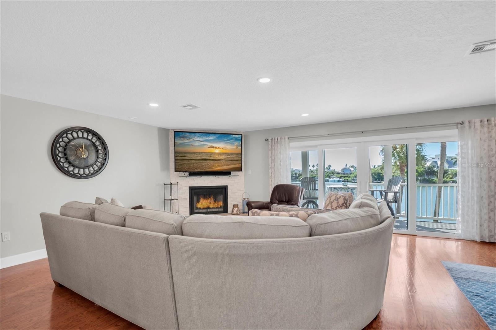 Image 6 of 60 For 12364 Capri Circle N