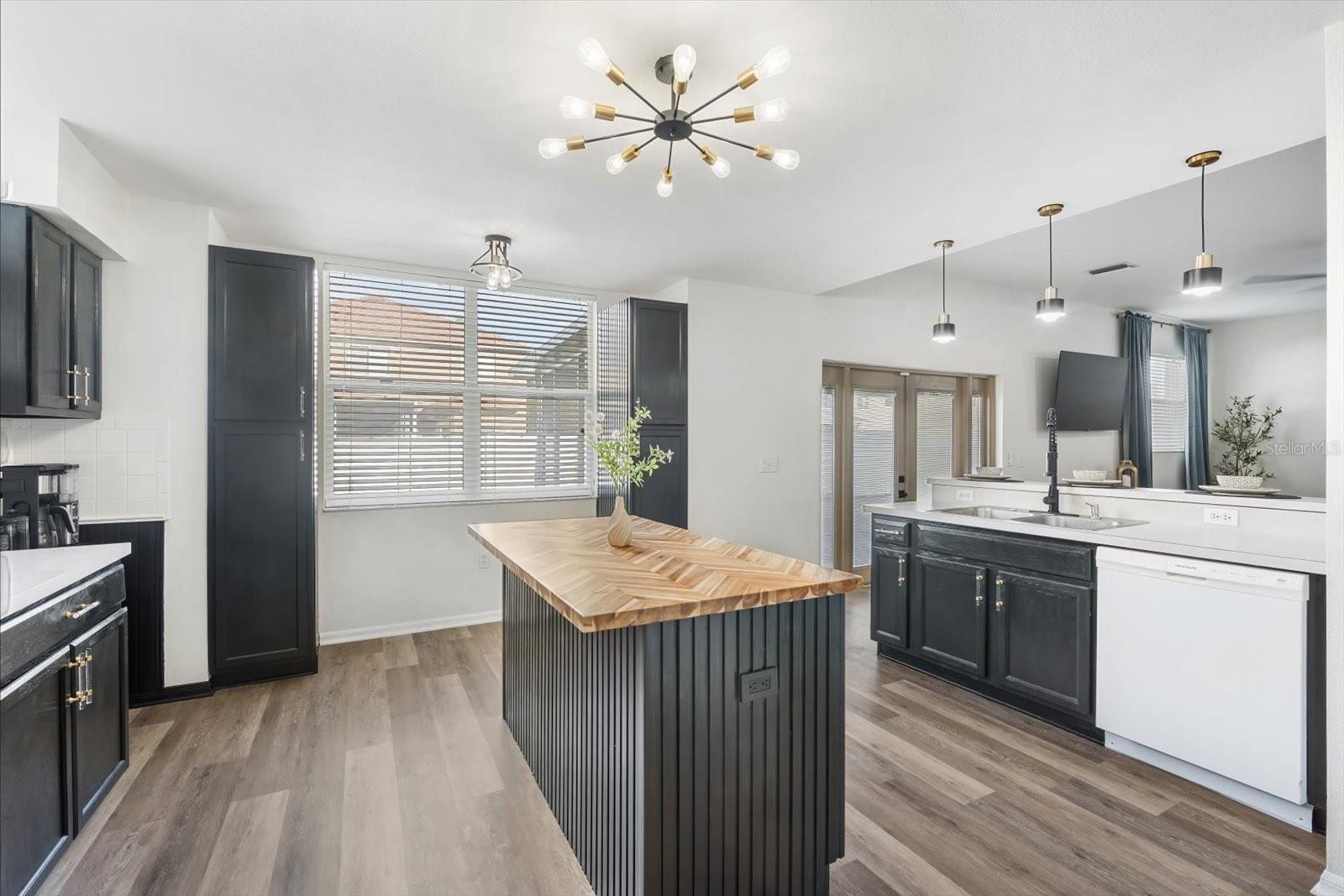 Image 8 of 41 For 19333 Aqua Springs Drive