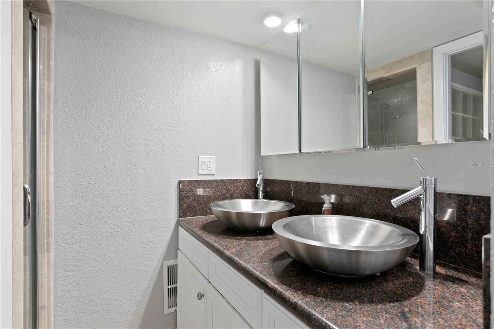 Image 17 of 53 For 201 Laurel Street 1006