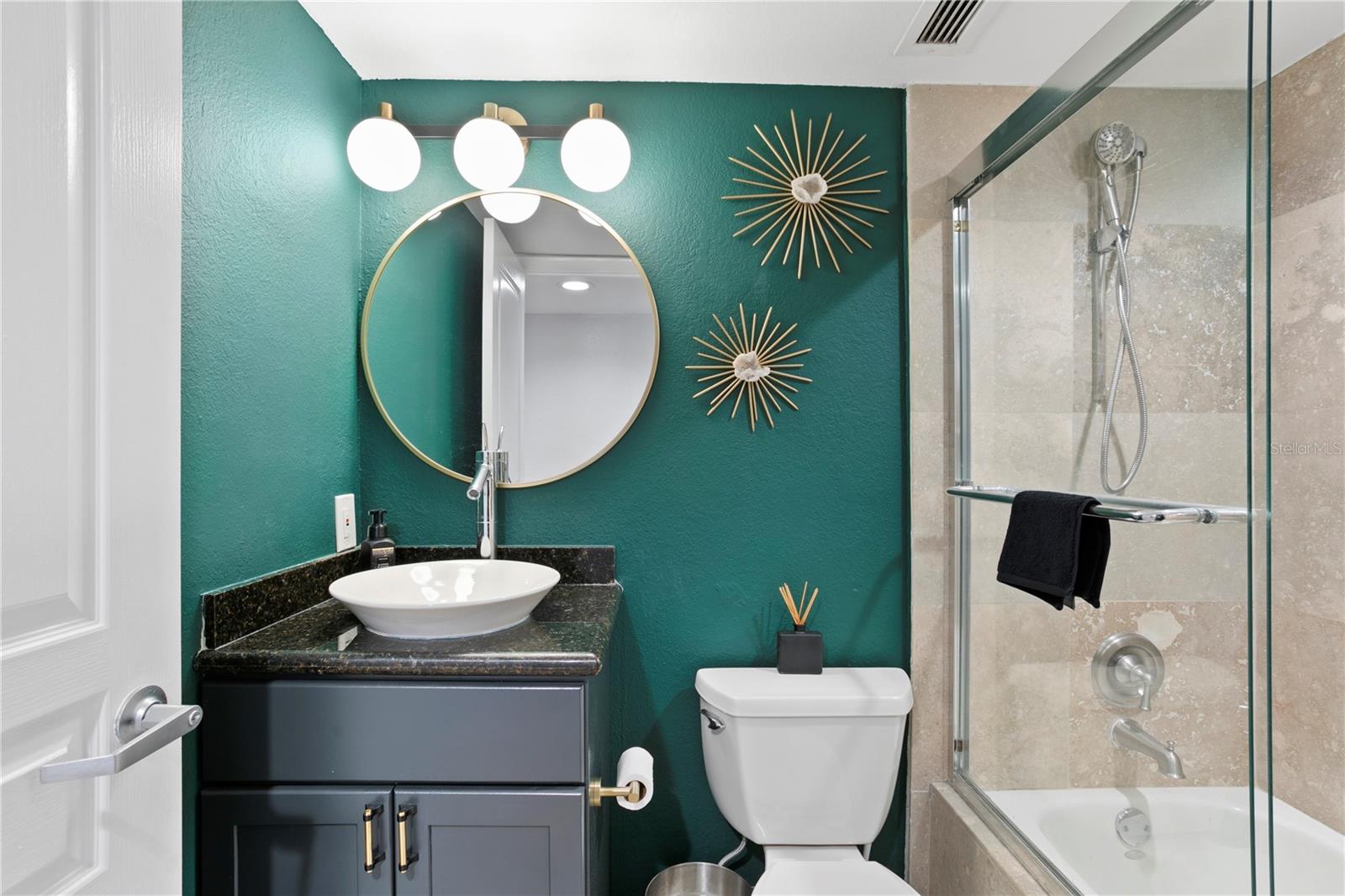 Image 39 of 53 For 201 Laurel Street 1006