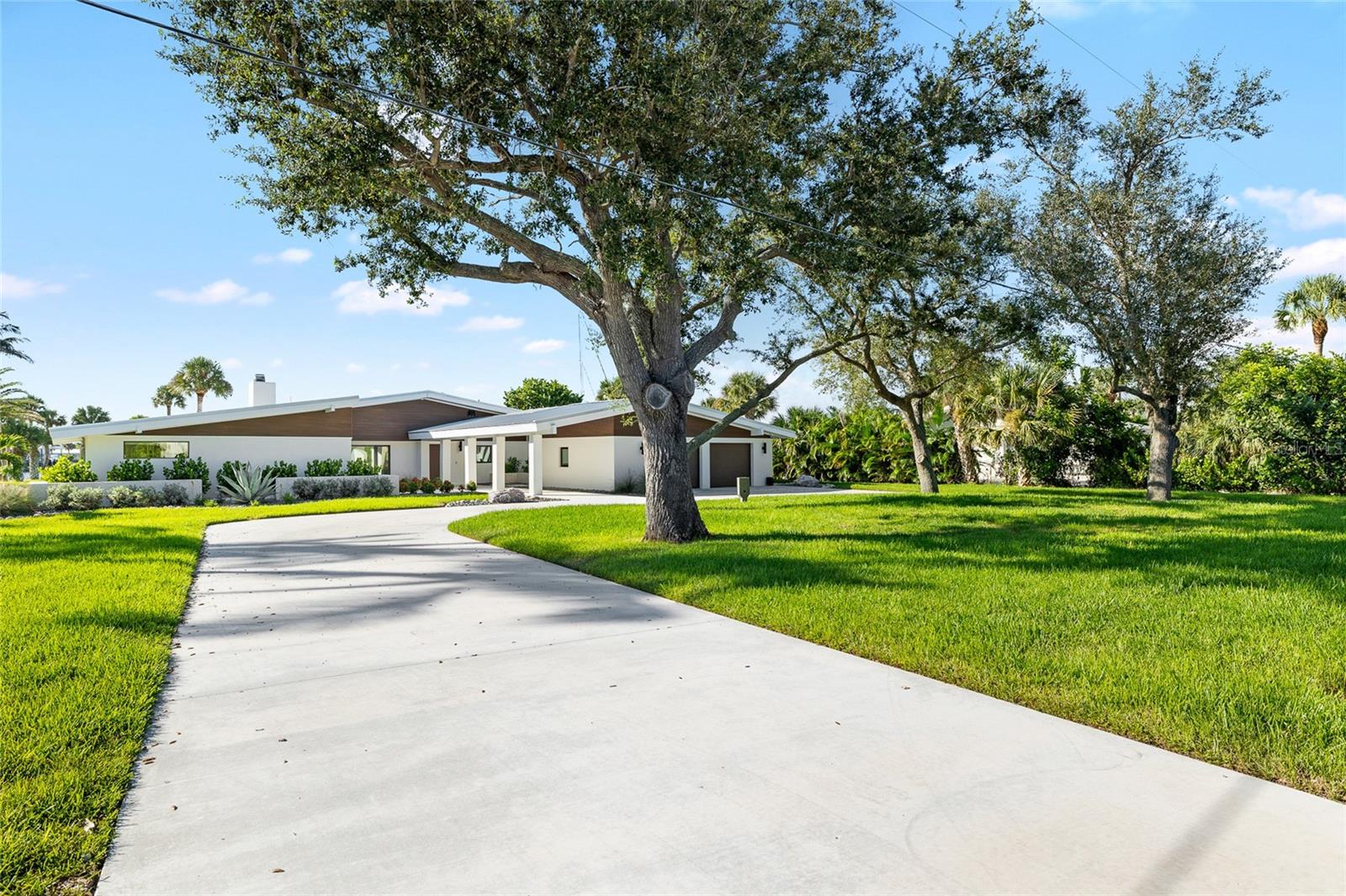 Listing photo id 0 for 515 Green Dolphin Drive S