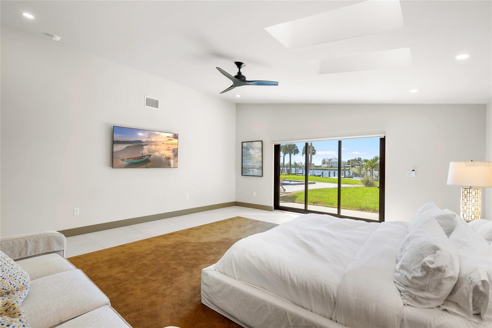 Listing photo id 18 for 515 Green Dolphin Drive S