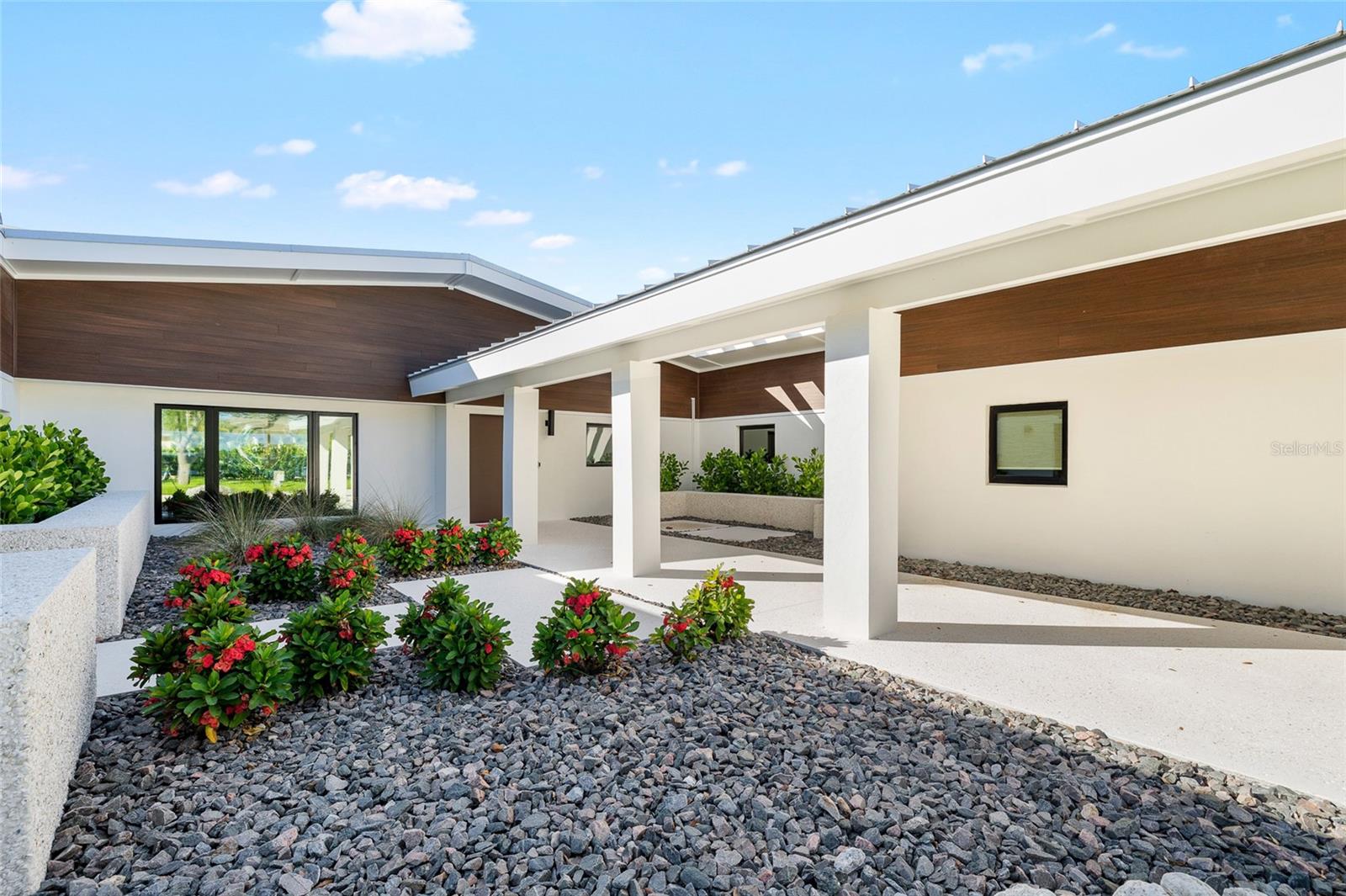 Listing photo id 1 for 515 Green Dolphin Drive S