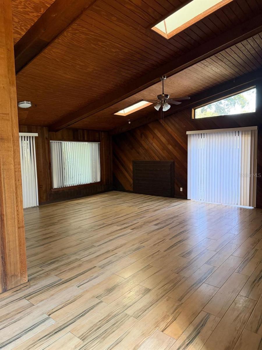 Image 3 of 16 For 933 Woodland Drive