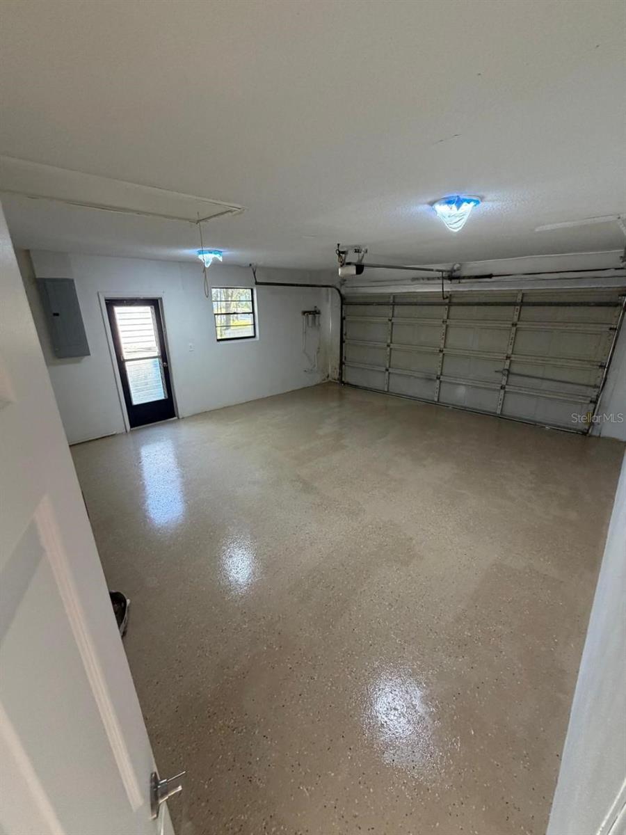 Image 5 of 16 For 933 Woodland Drive