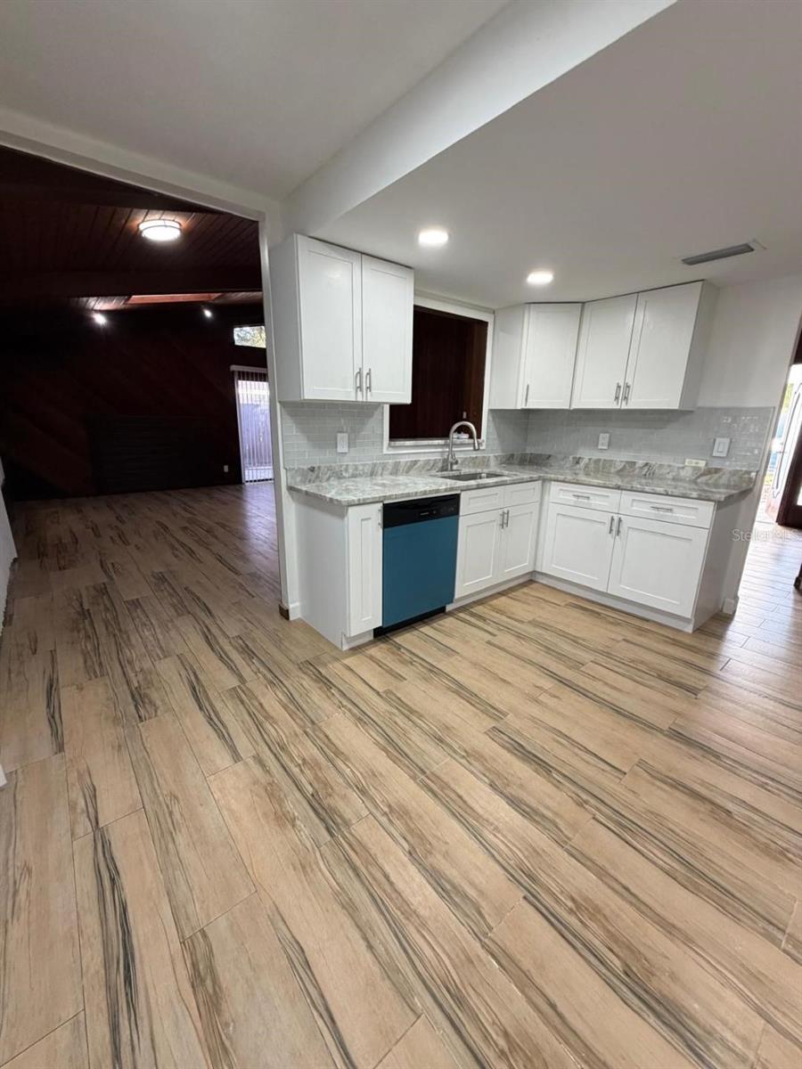 Image 6 of 16 For 933 Woodland Drive