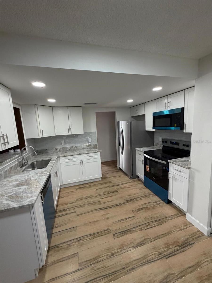 Image 7 of 16 For 933 Woodland Drive