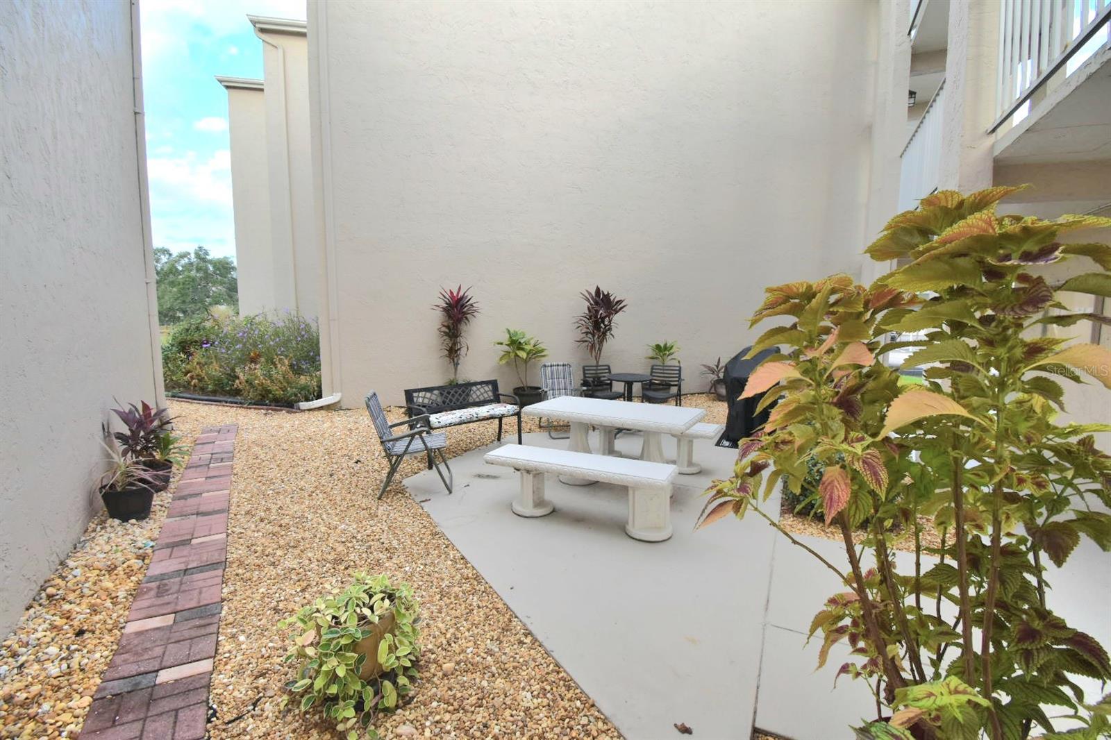 Image 21 of 30 For 948 Virginia Street 107