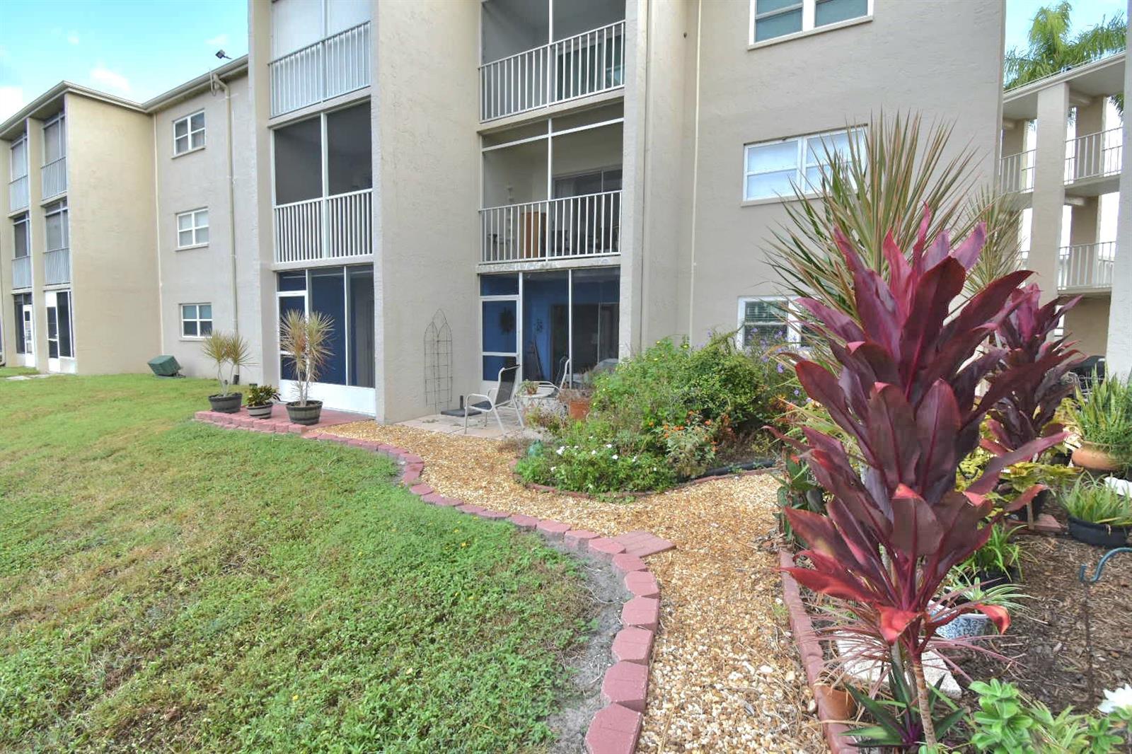 Image 24 of 30 For 948 Virginia Street 107