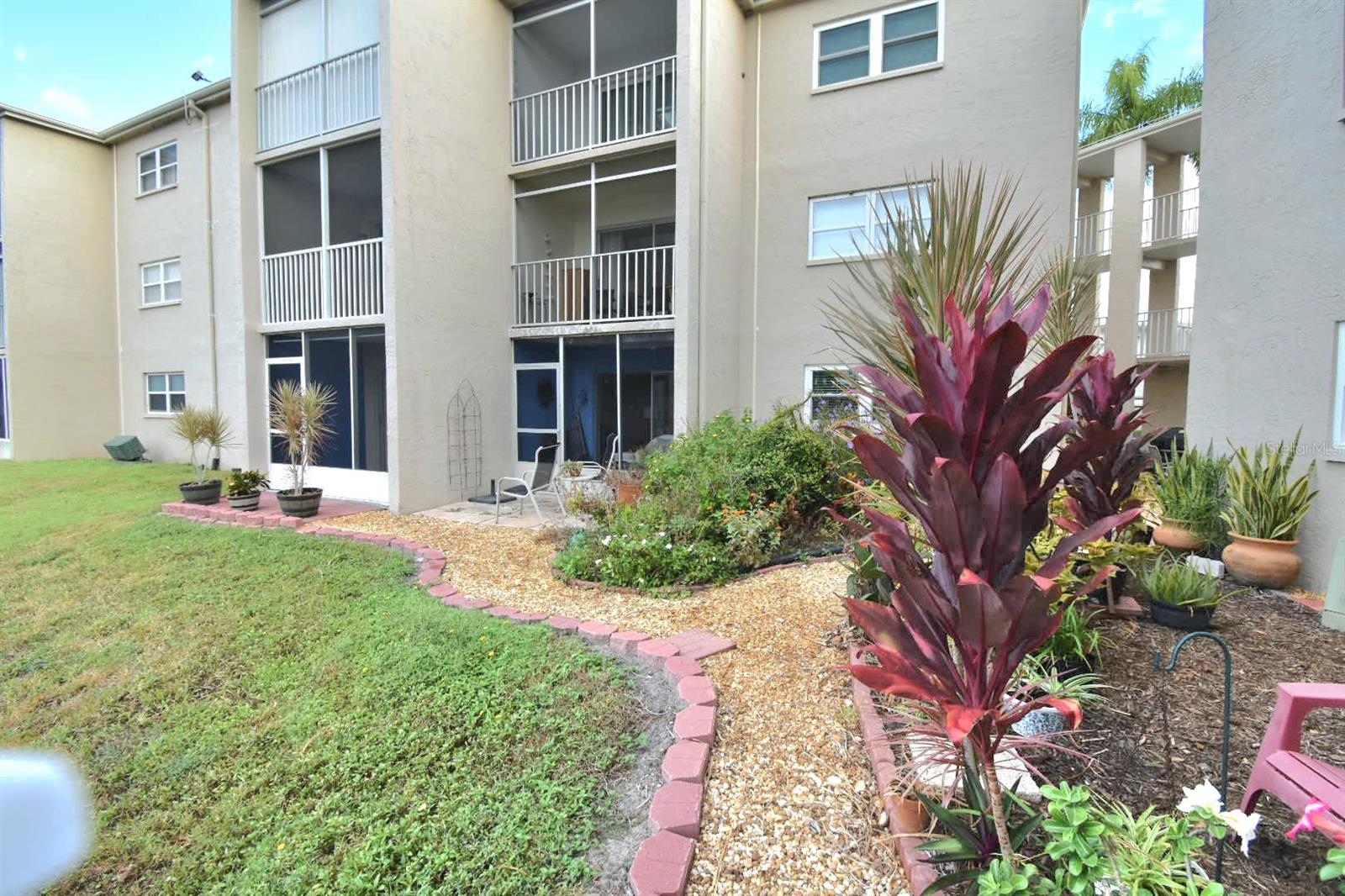 Image 26 of 30 For 948 Virginia Street 107