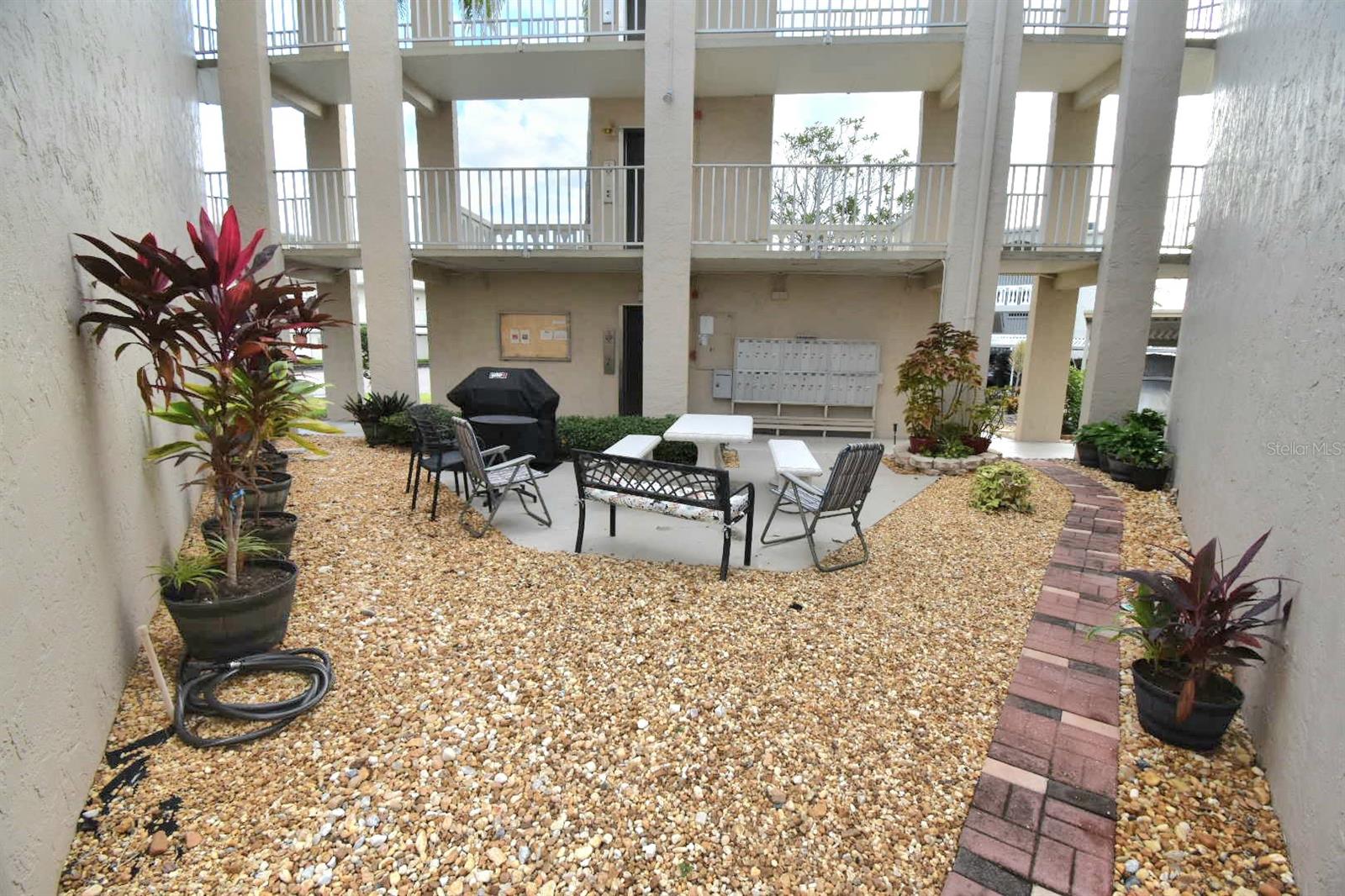 Image 27 of 30 For 948 Virginia Street 107