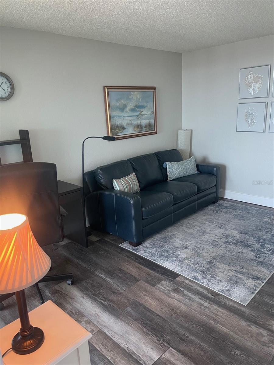 Image 11 of 27 For 690 Island Way 1112