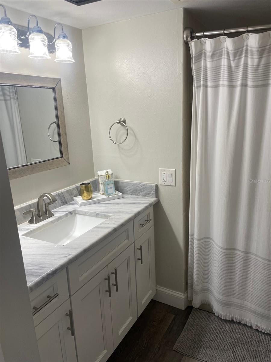 Image 13 of 27 For 690 Island Way 1112