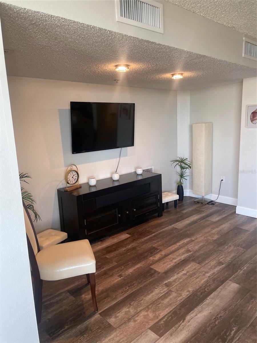 Image 18 of 27 For 690 Island Way 1112