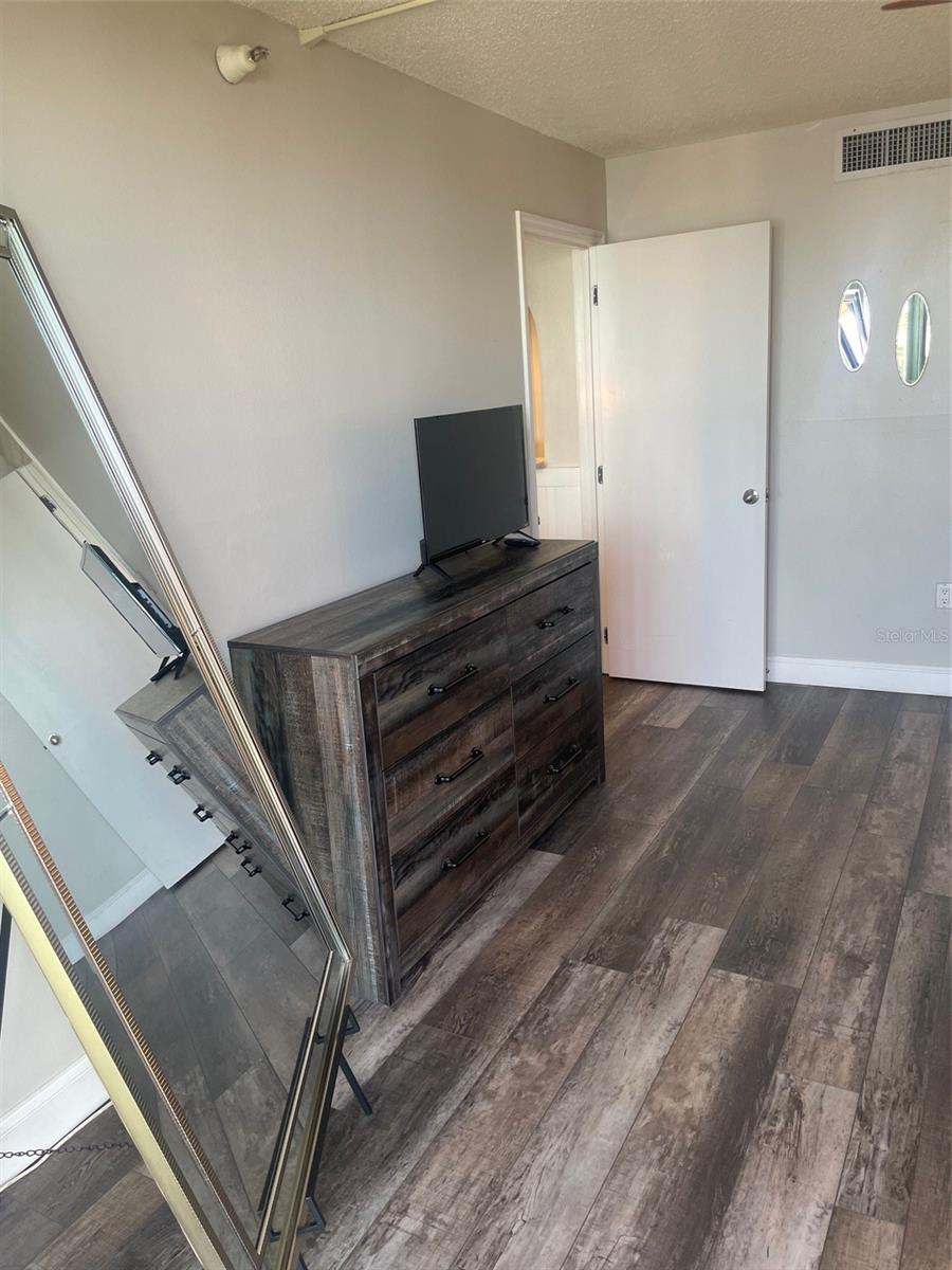 Image 21 of 27 For 690 Island Way 1112