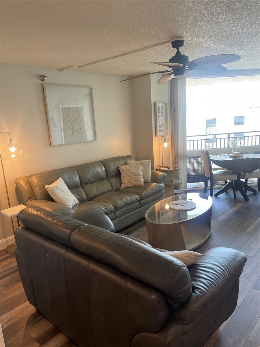 Image 5 of 27 For 690 Island Way 1112