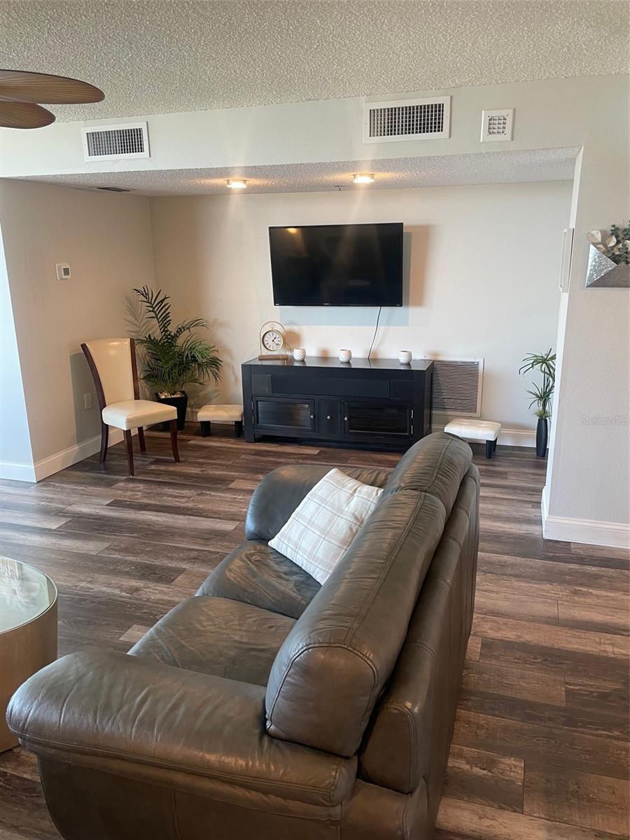 Image 6 of 27 For 690 Island Way 1112