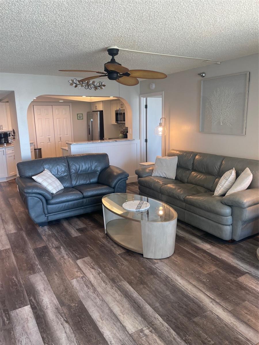 Image 9 of 27 For 690 Island Way 1112