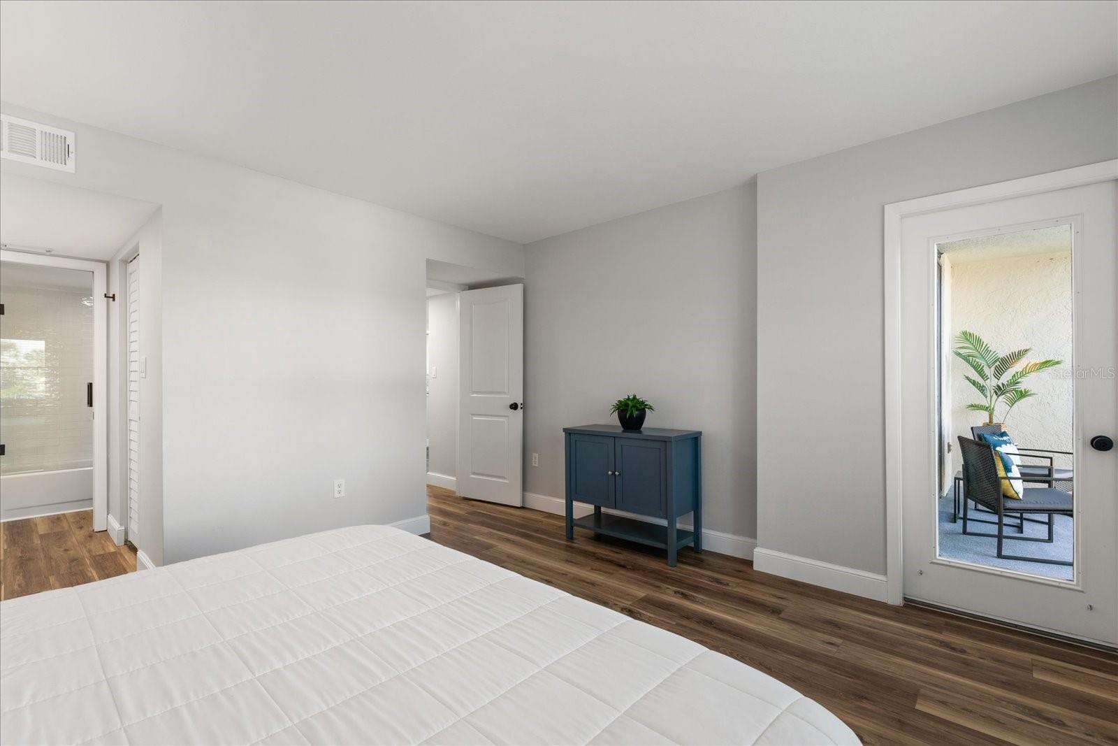 Image 28 of 36 For 1324 Pasadena Avenue S 204