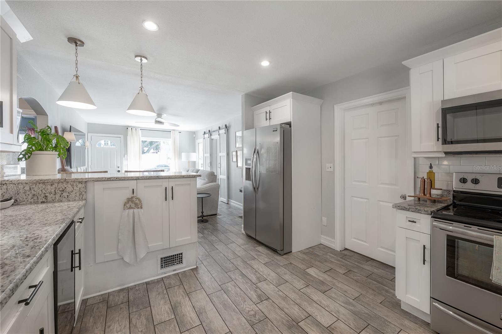 Image 10 of 43 For 904 Knollwood Street