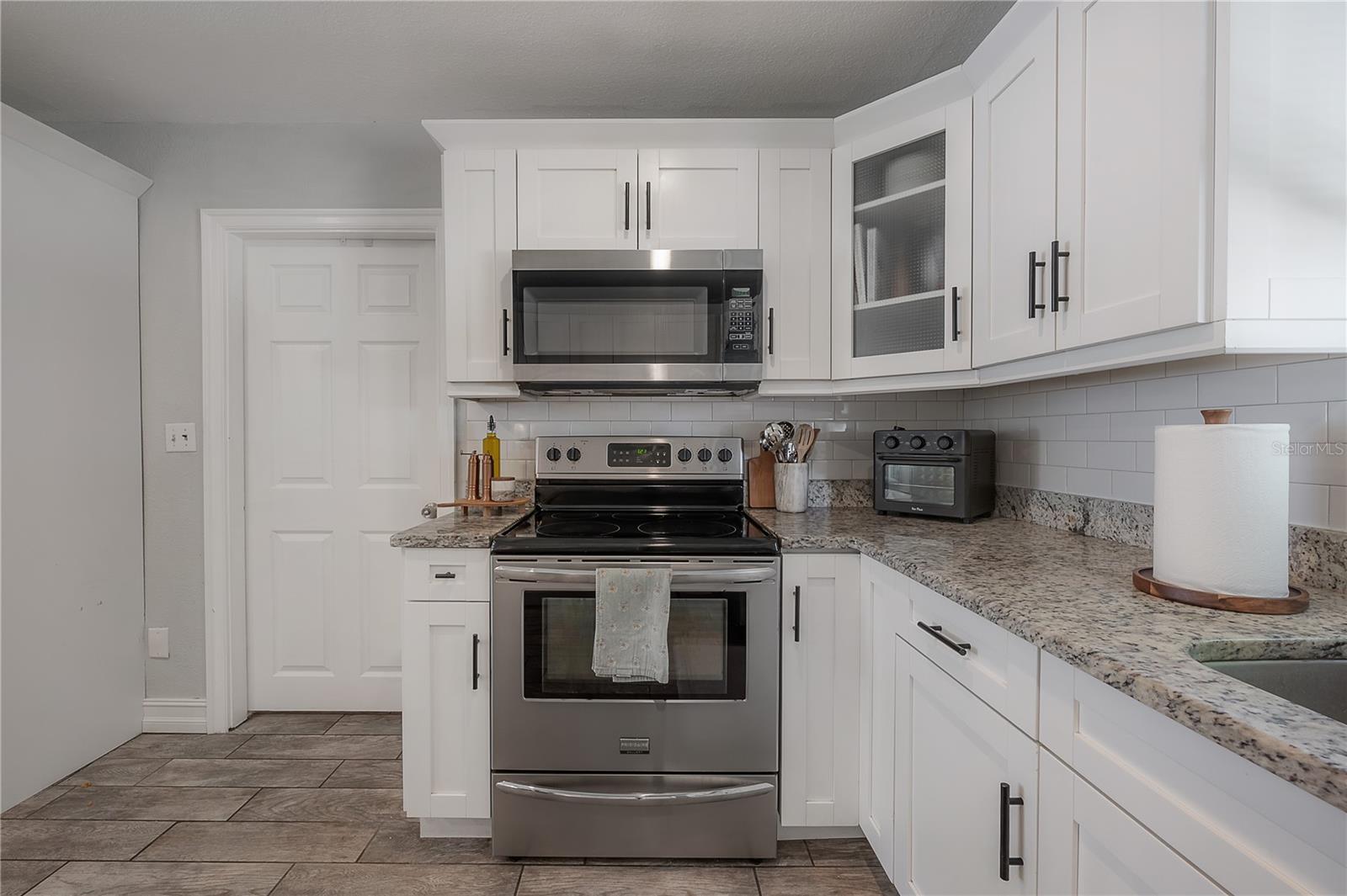 Image 14 of 43 For 904 Knollwood Street