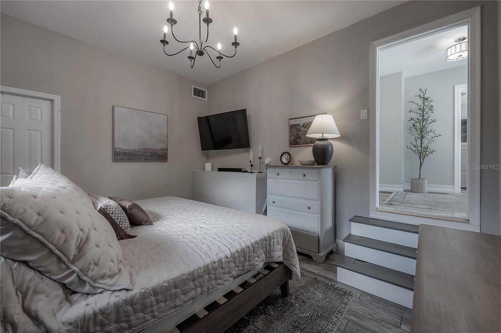 Image 16 of 43 For 904 Knollwood Street