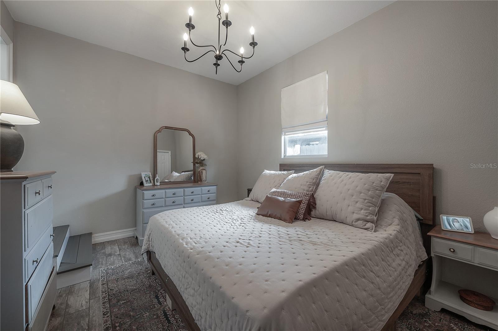 Image 17 of 43 For 904 Knollwood Street