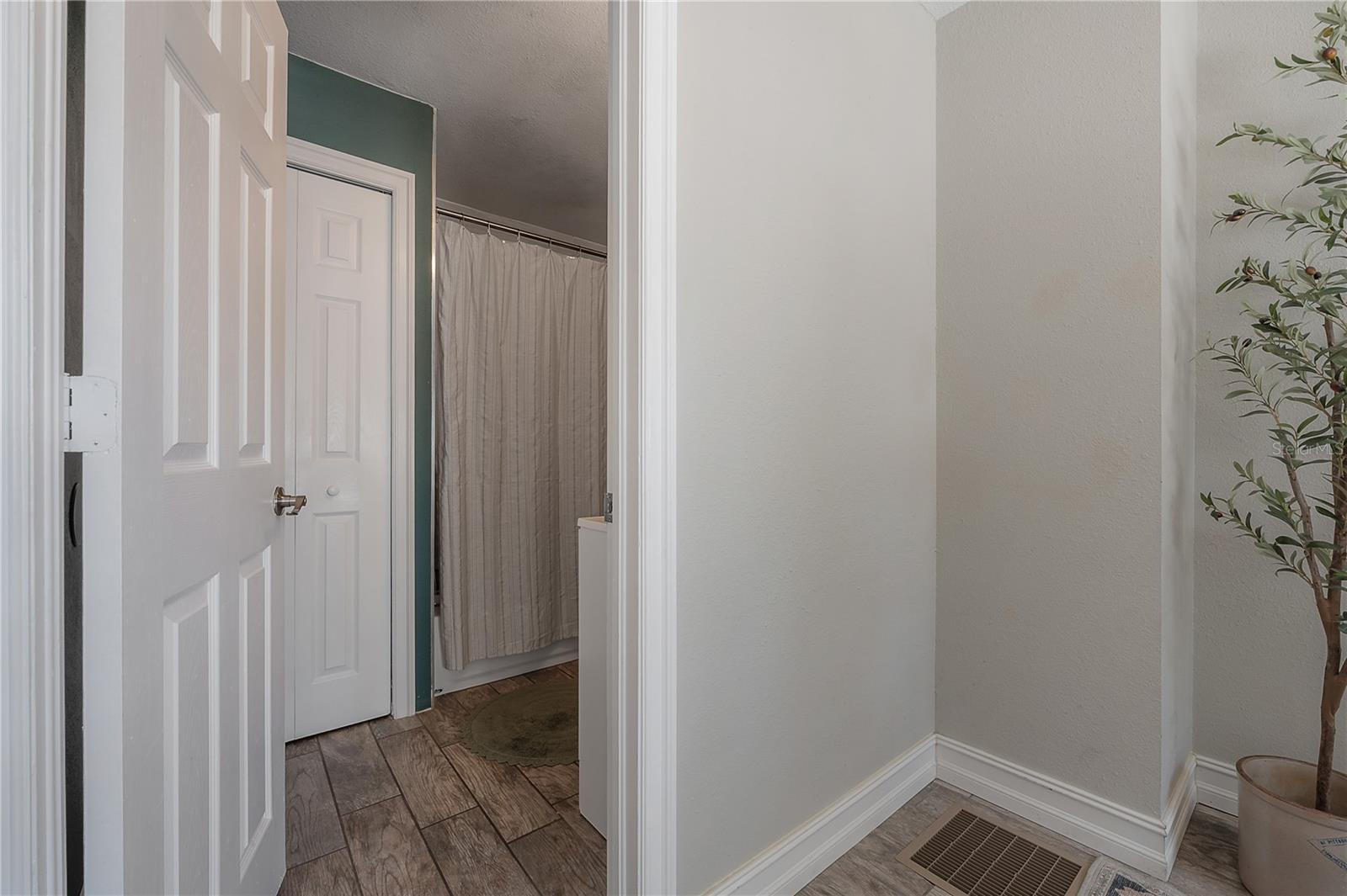 Image 19 of 43 For 904 Knollwood Street