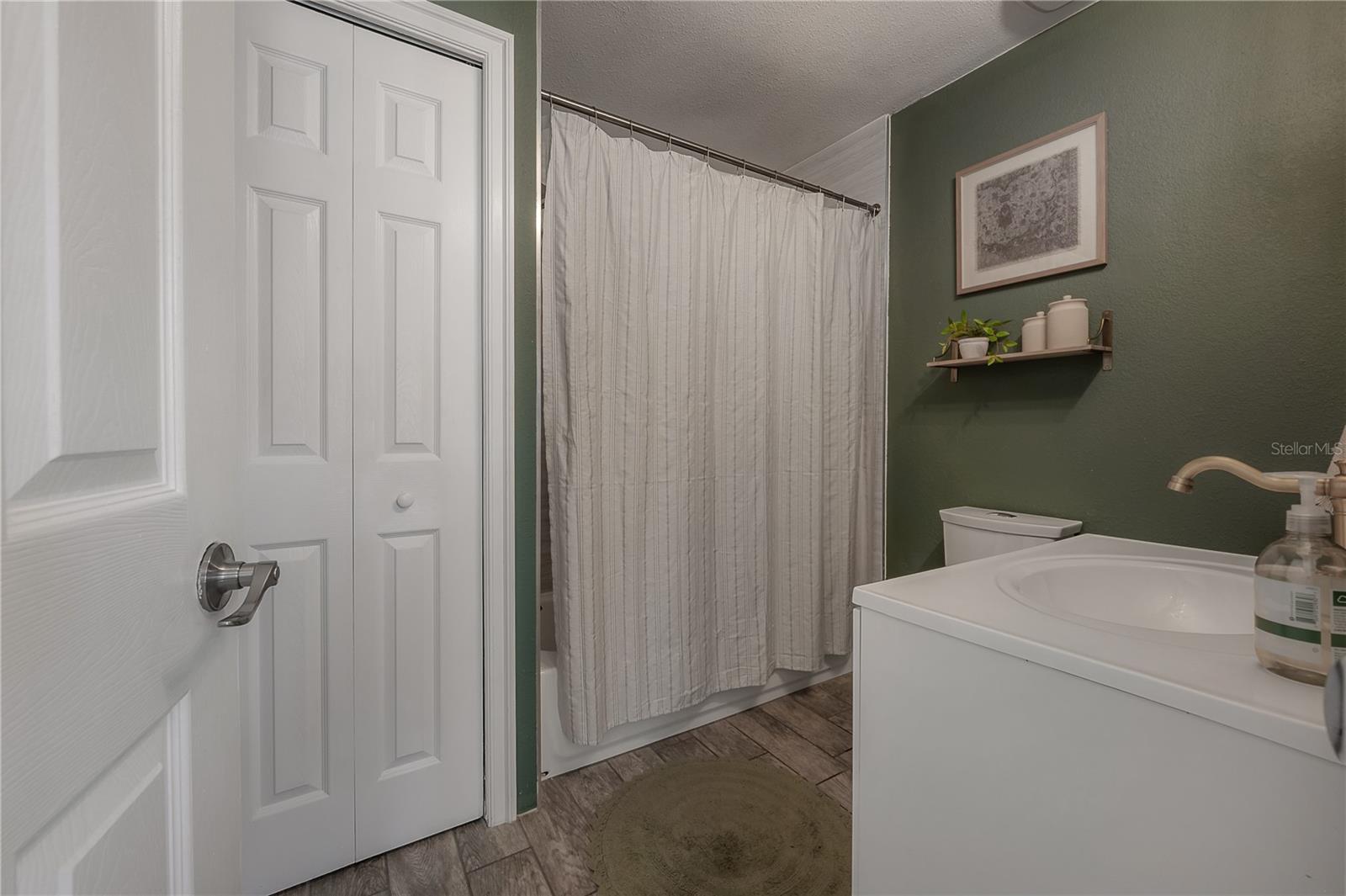 Image 20 of 43 For 904 Knollwood Street