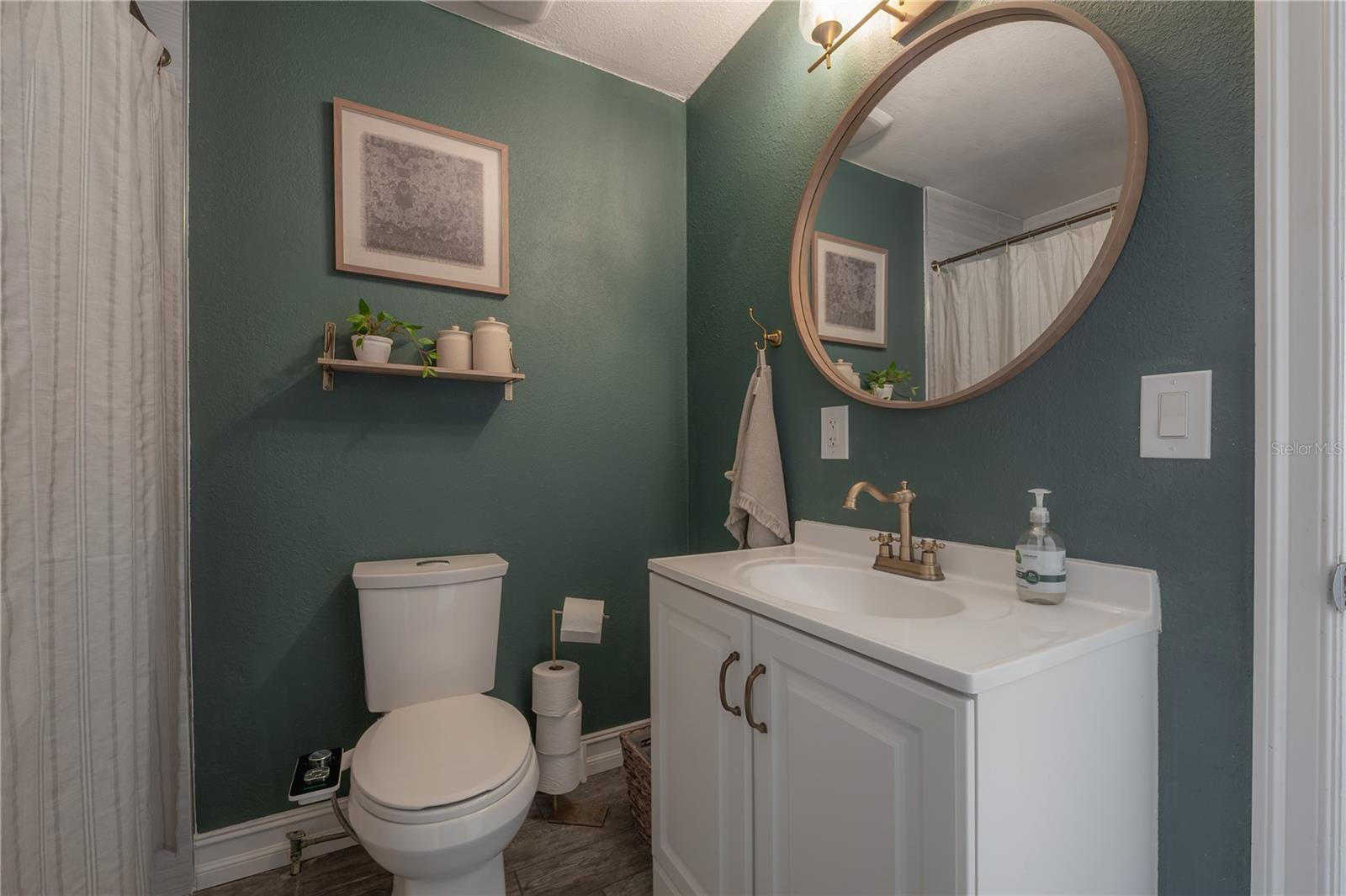 Image 22 of 43 For 904 Knollwood Street