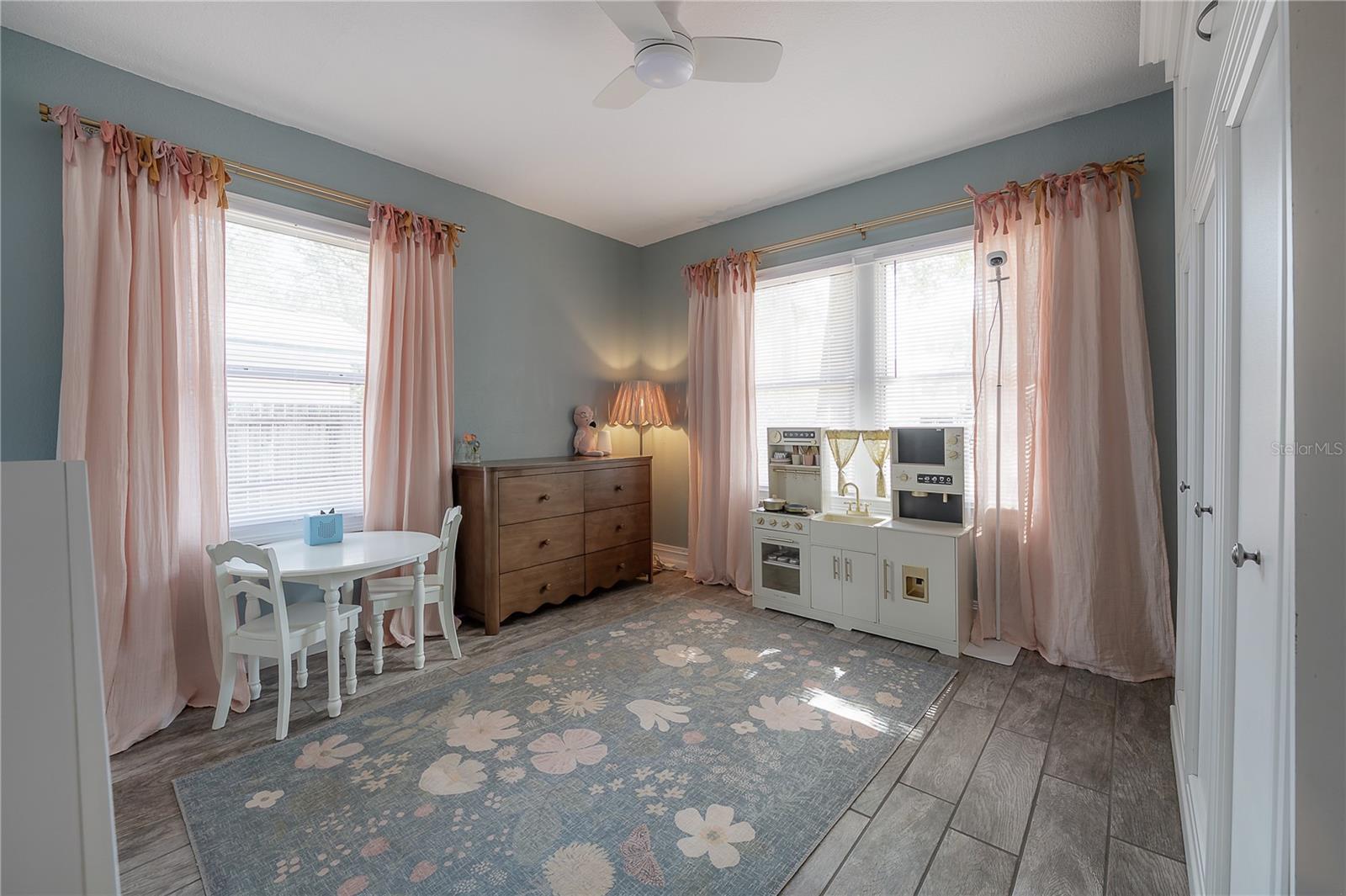 Image 23 of 43 For 904 Knollwood Street