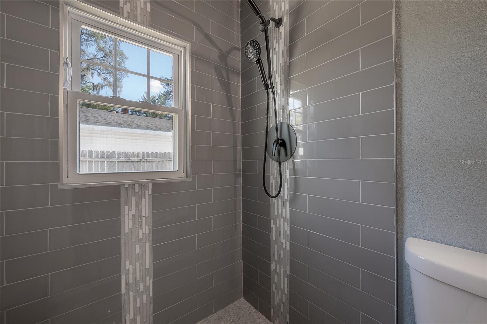 Image 27 of 43 For 904 Knollwood Street