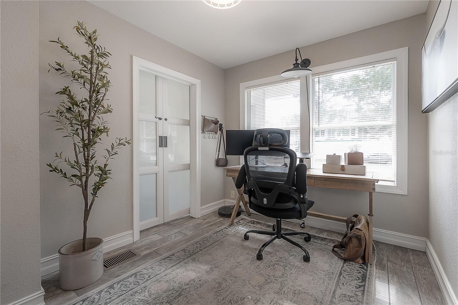 Image 32 of 43 For 904 Knollwood Street