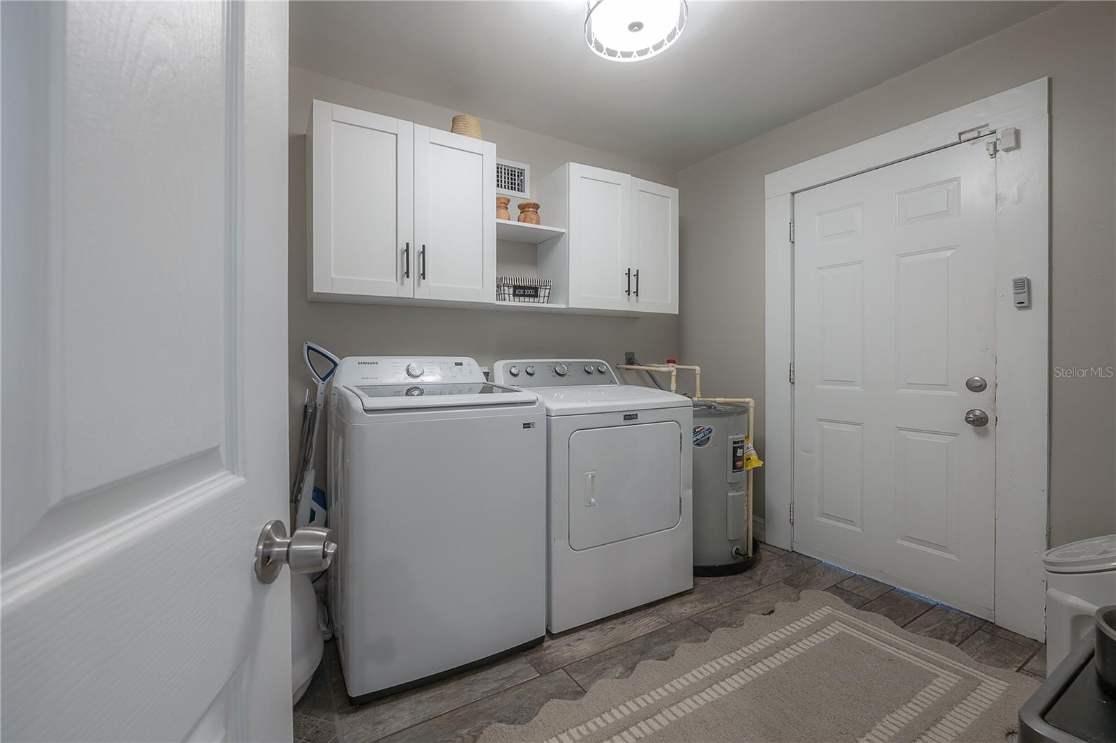 Image 33 of 43 For 904 Knollwood Street