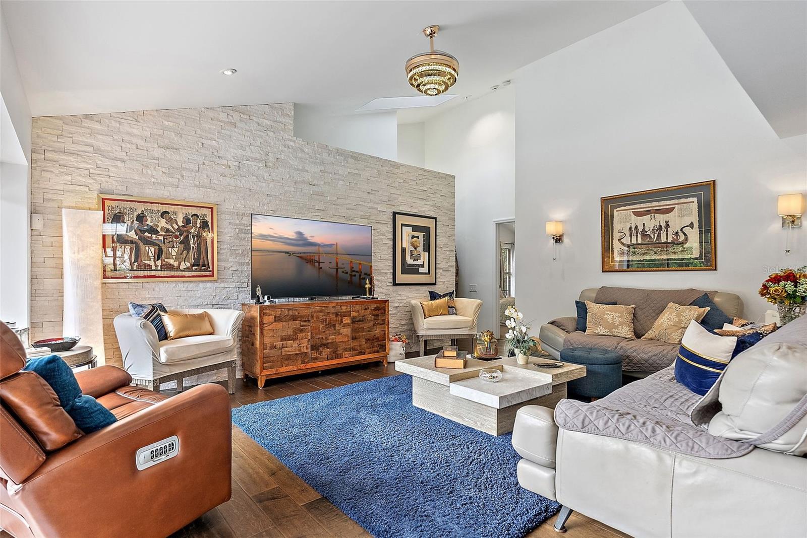 Listing photo id 12 for 5801 Leeland Street S