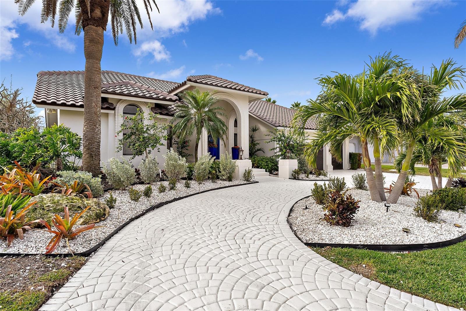 Listing photo id 0 for 5801 Leeland Street S