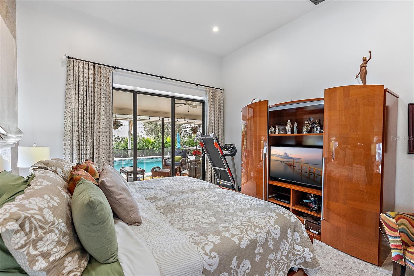 Listing photo id 19 for 5801 Leeland Street S