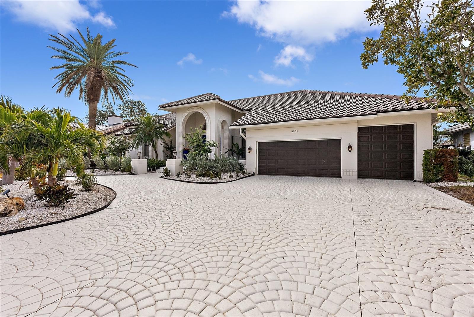 Listing photo id 1 for 5801 Leeland Street S