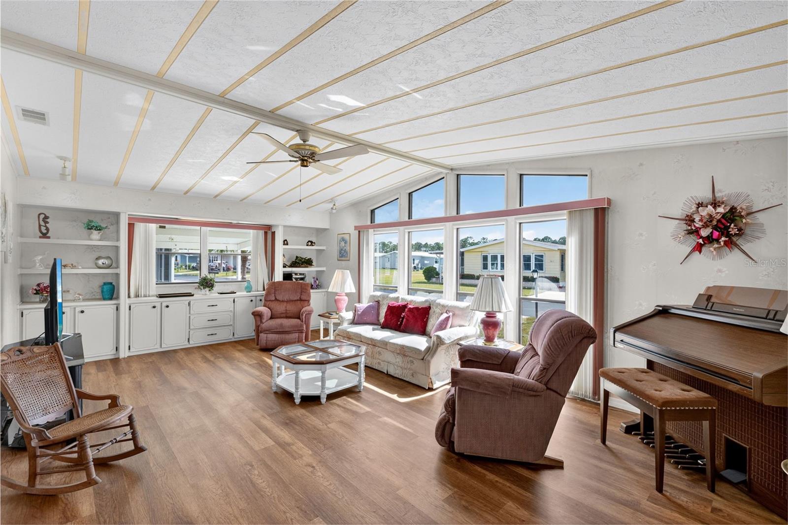 Image 14 of 75 For 702 Del Luna Drive